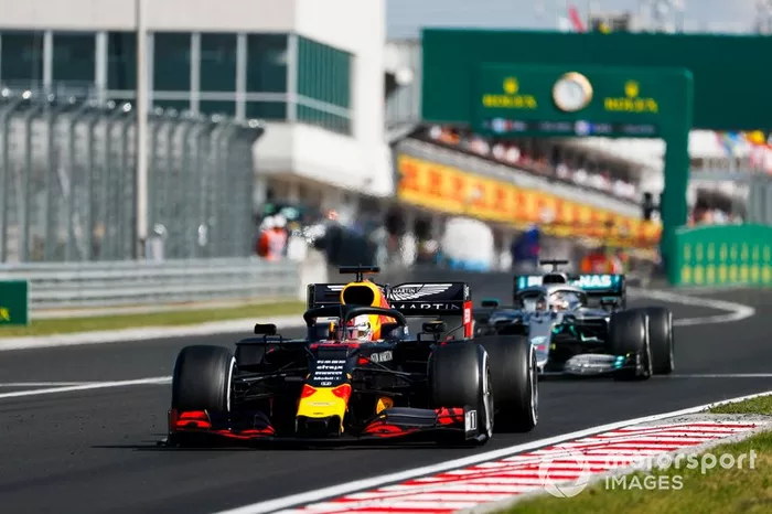 Max Verstappen, Red Bull Racing RB15, precede Lewis Hamilton, Mercedes AMG F1 W10