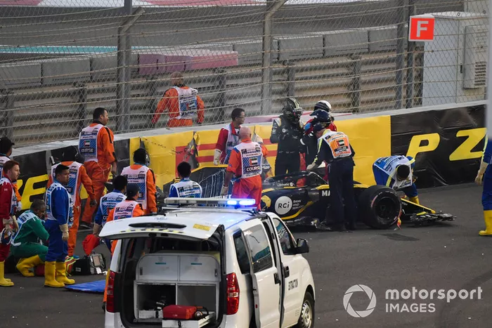 L'équipe médicale et les commissaires viennent en aident à Nico Hulkenberg, Renault Sport F1 Team R.S. 18 après son accident du premier tour