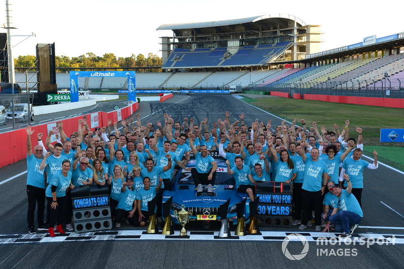 Gary Paffett, Mercedes-AMG Team HWA celebra con su equipo.