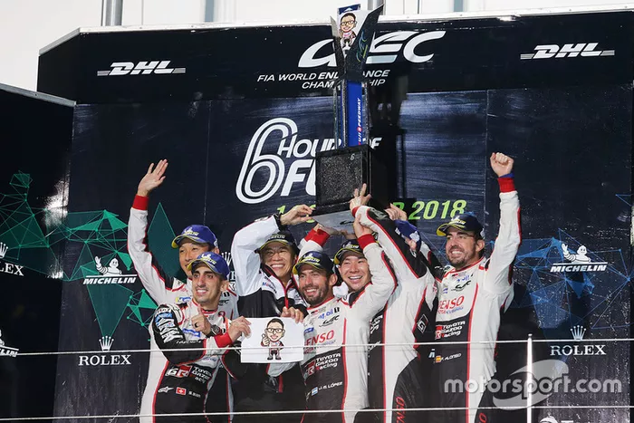 Podium LMP1: ganadores, Mike Conway, Kamui Kobayashi, Jose Maria Lopez, Toyota Gazoo Racing con Shigeki Tomoyama, Presidente Gazoo Racing, segundo, Sebastien Buemi, Kazuki Nakajima, Fernando Alonso, Toyota Gazoo Racing