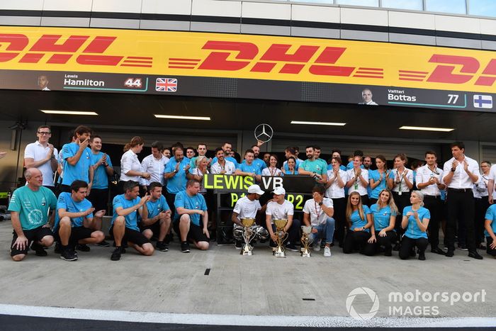 Lewis Hamilton, Mercedes AMG F1 celebra la victoria con Valtteri Bottas, Mercedes AMG F1, George Russell, Mercedes AMG F1 y el equipo