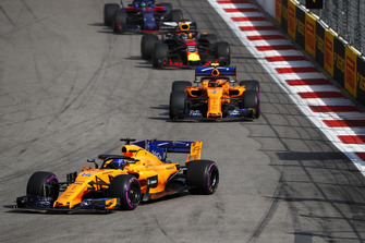 Fernando Alonso, McLaren MCL33, devant Stoffel Vandoorne, McLaren MCL33, et Daniel Ricciardo, Red Bull Racing RB14
