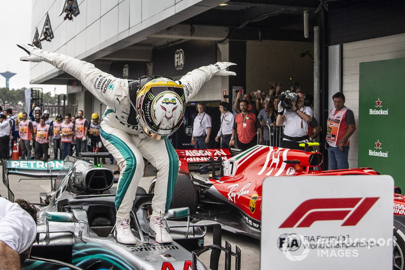 Lewis Hamilton, Mercedes AMG F1 W09 EQ Power+, festeggia nel parco chiuso