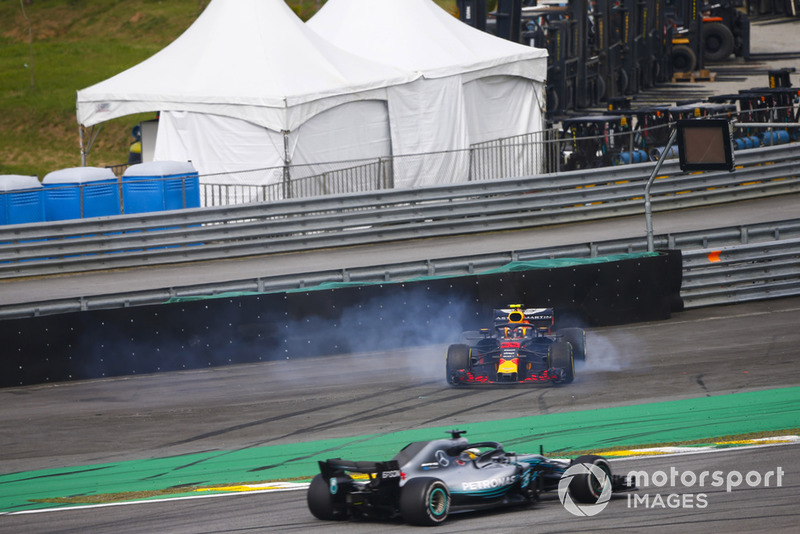 Lewis Hamilton, Mercedes AMG F1 W09, spin atan Max Verstappen, Red Bull Racing RB14 Tag Heuer ve Esteban Ocon, Force India VJM11 Mercedes