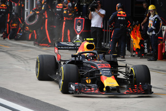Max Verstappen, Red Bull Racing RB14 pit stop