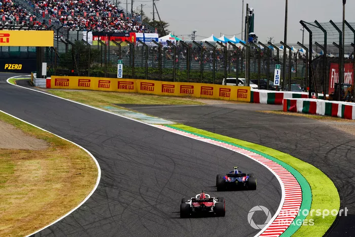 Brendon Hartley, Toro Rosso STR13, leads Charles Leclerc, Sauber C37