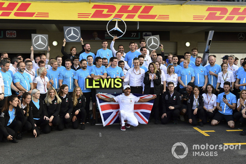 Lewis Hamilton, Mercedes AMG F1, festeggia con il suo team