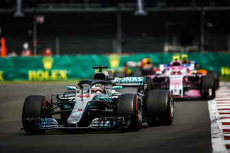 Lewis Hamilton, Mercedes AMG F1 W09 EQ Power+, voor Esteban Ocon, Racing Point Force India VJM11