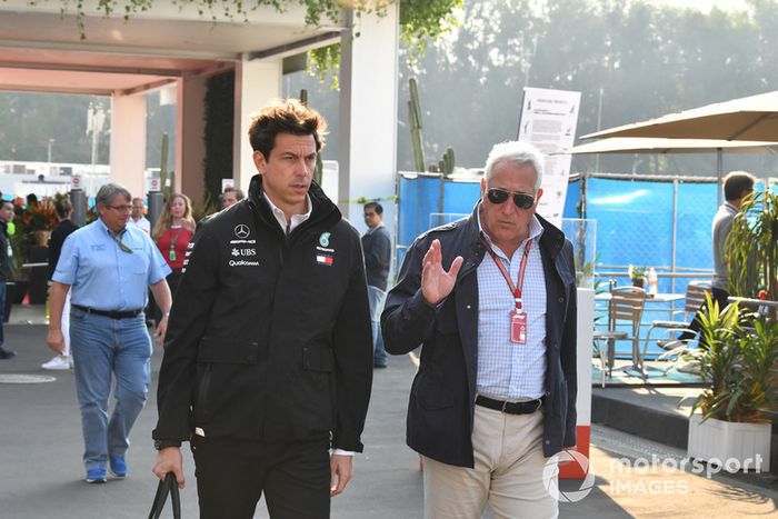 Toto Wolff, Director de Motorsport de Mercedes AMG F1 y Lawrence Stroll, propietario del equipo de F1 Racing Point. 