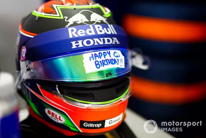 Un mensaje de cumpleaños en la visera de Brendon Hartley, Toro Rosso