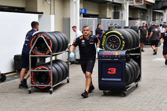 Red Bull Racing mechanic and Pirelli tyres