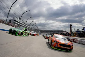 Kevin Harvick, Stewart-Haas Racing, Ford Fusion  and #18: Kyle Busch, Joe Gibbs Racing, Toyota Camry leading the field