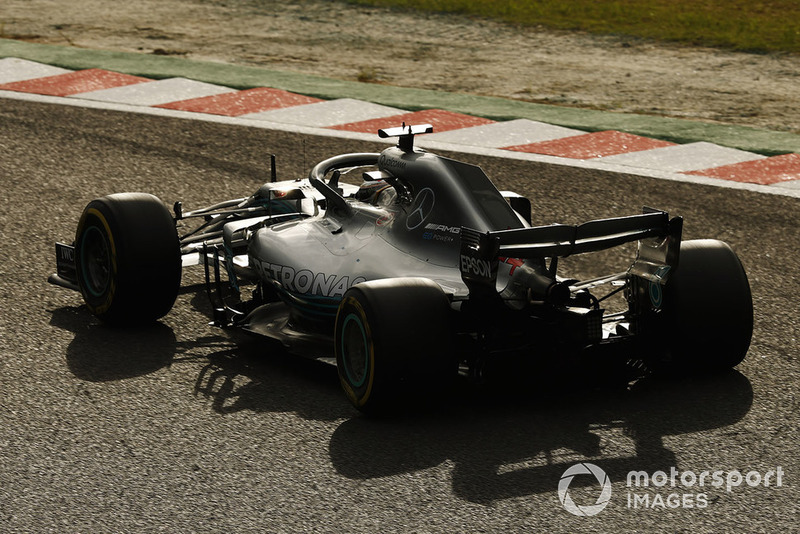 1: Lewis Hamilton, Mercedes AMG F1 W09, 1:27.760