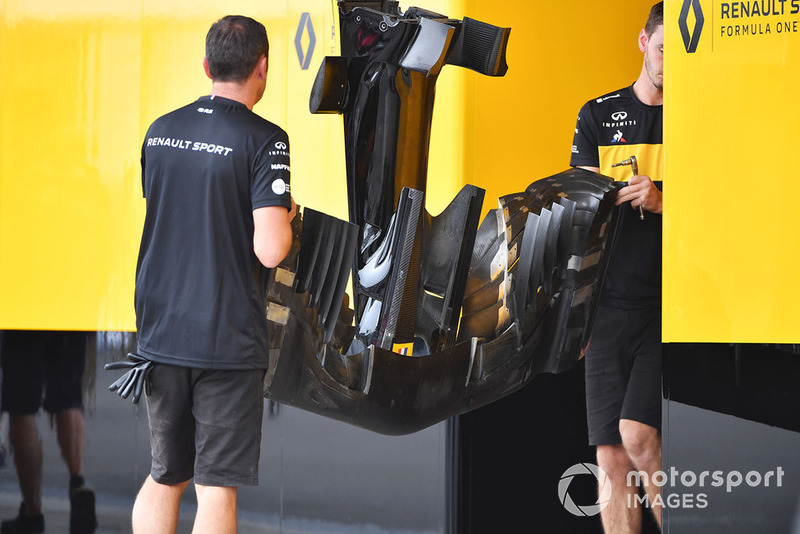 Uma foto fantástica da parte de baixo da asa dianteira da Renault, dando muitos detalhes normalmente fora de alcance.
