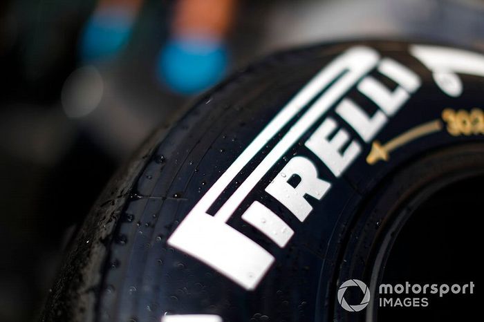 Neumáticos pirelli en el paddock