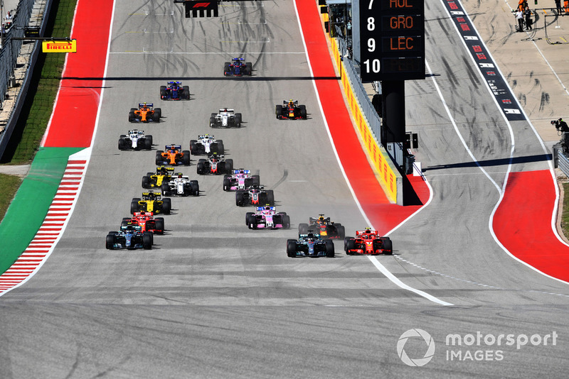 Lewis Hamilton, Mercedes-AMG F1 W09 y Kimi Raikkonen, Ferrari SF71H en la salida