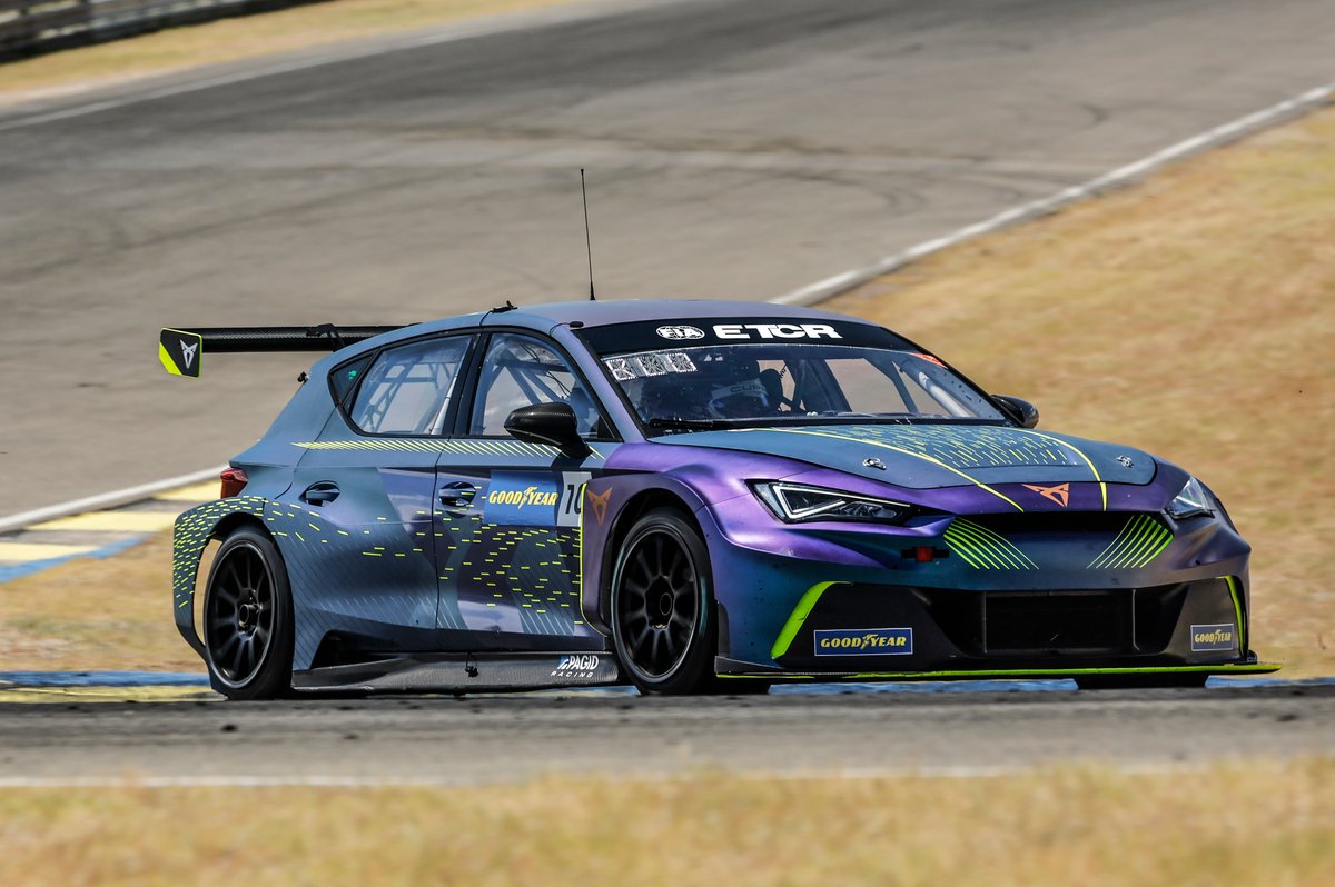 Cupra De Corrida De Carros Elétricos Em Ação Na Pista De Asfalto De  Circuito Foto de Stock Editorial - Imagem de circuito, moderno: 223518658