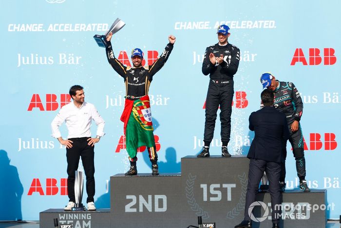 Podio: Antonio Félix da Costa, DS Techeetah, 2ª posición, celebra con su trofeo con Edoardo Mortara, Venturi Racing, 1ª posición, Mitch Evans, Jaguar Racing, 3ª posición