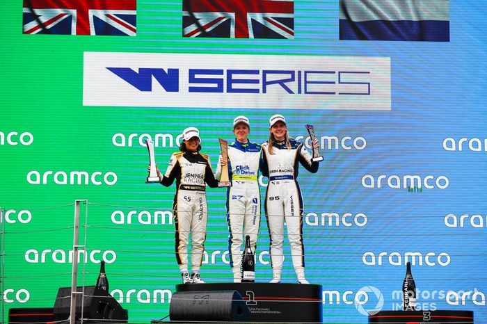 Podio: ganadora Alice Powell, Click2Drive Bristol Street Motors Racing , segundo lugar Jamie Chadwick, Jenner Racing, tercer lugar Beitske Visser, Sirin Racing