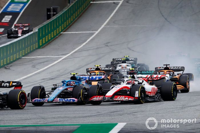 Esteban Ocon, Alpine A522, lucha con Mick Schumacher, Haas VF-22, por delante de Lando Norris, McLaren MCL36, Daniel Ricciardo, McLaren MCL36