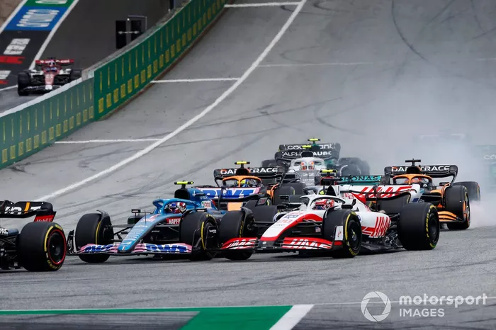 Esteban Ocon, Alpine A522, lucha con Mick Schumacher, Haas VF-22, por delante de Lando Norris, McLaren MCL36, Daniel Ricciardo, McLaren MCL36