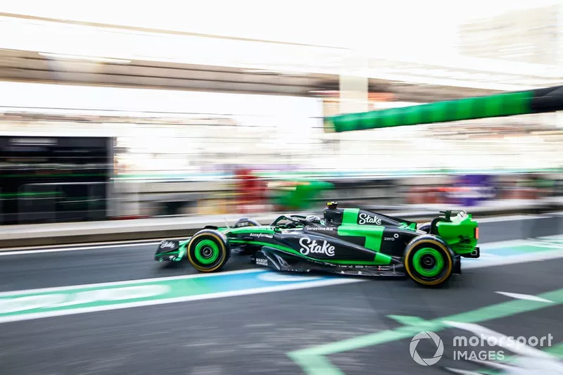 Zhou Guanyu, Stake F1 Team Kick Sauber C44 dans la voie des stands 