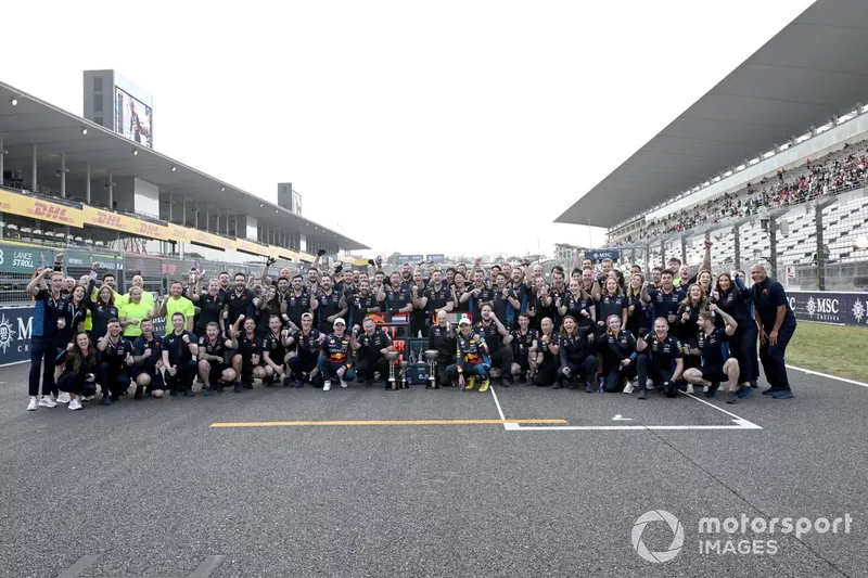 Max Verstappen, Red Bull Racing, 1ère position, Christian Horner, Team Principal, Red Bull Racing, Adrian Newey, Chief Technology Officer, Red Bull Racing, Sergio Perez, Red Bull Racing, 2ème position, et l'équipe Red Bull célèbrent...