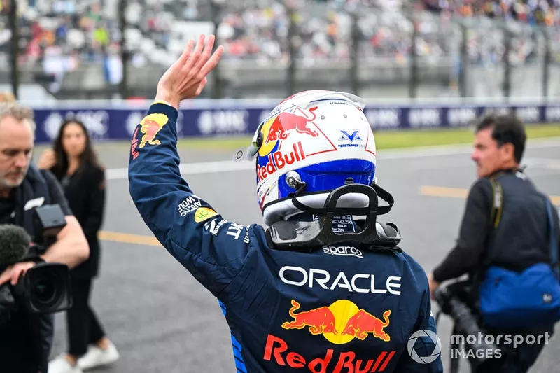 Max Verstappen, Red Bull Racing, célèbre au Parc Ferme après avoir décroché la pole position.