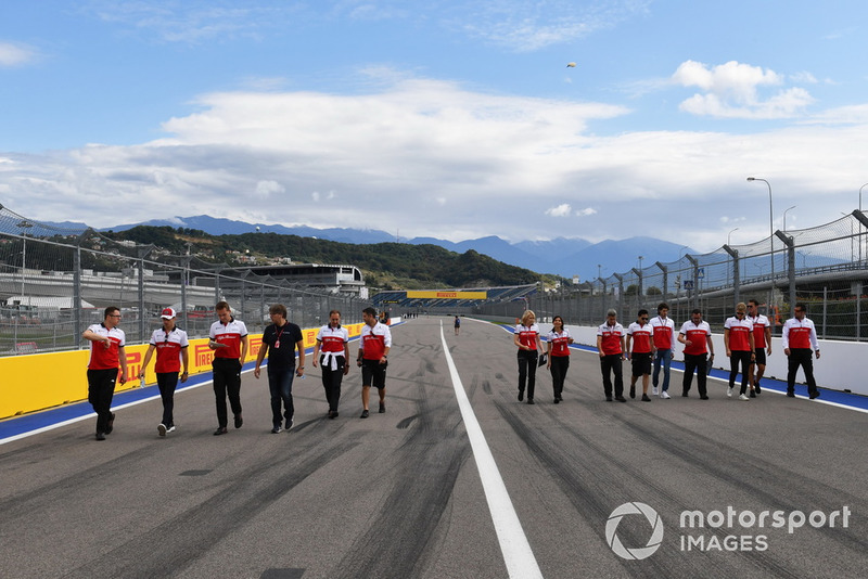 Charles Leclerc, Sauber, Antonio Giovinazzi, Sauberet Marcus Ericsson, Sauber parcourent la piste à pied