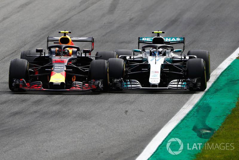Max Verstappen, Red Bull Racing RB14 Tag Heuer, en lutte avec Valtteri Bottas, Mercedes AMG F1 W09
