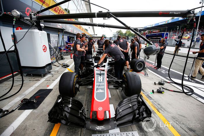Práctica de parada en boxes con el coche de Romain Grosjean, Haas F1 Team VF-18