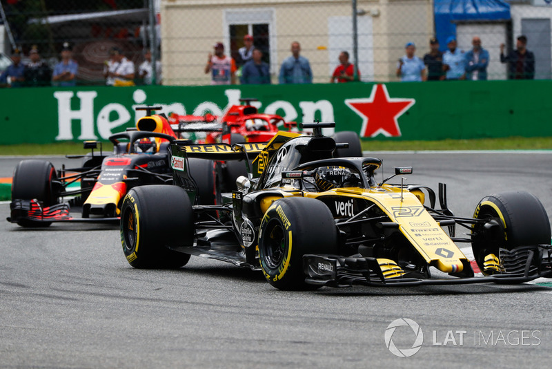 Nico Hulkenberg, Renault Sport F1 Team R.S. 18, leads Daniel Ricciardo, Red Bull Racing RB14, and Sebastian Vettel, Ferrari SF71H