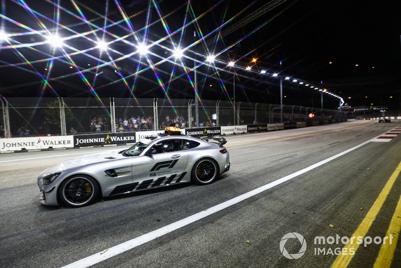 La Safety Car davanti a Lewis Hamilton, Mercedes AMG F1 W09 EQ Power+