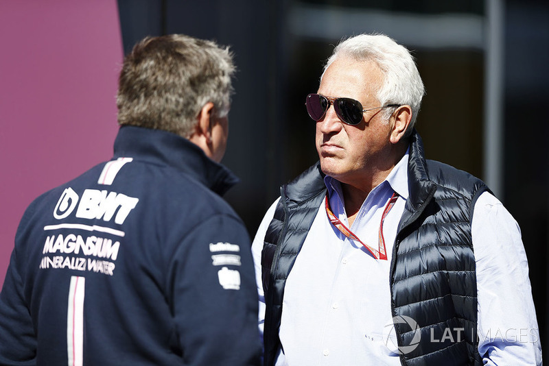 Lawrence Stroll parle avec Otmar Szafnauer, directeur, Force India