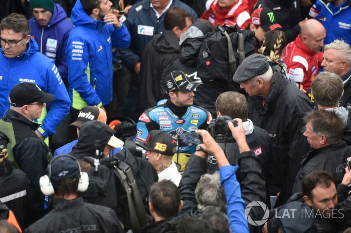 Thomas Luthi, Estrella Galicia 0,0 Marc VDS, saliendo de la reunión de seguridad 
