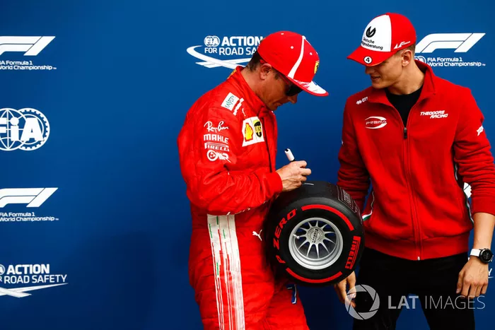 Mick Schumacher otorga a Kimi Raikkonen, Ferrari, el Pirelli Pole Position award