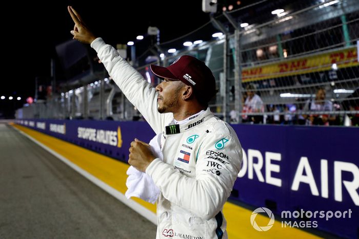 Ganador de la pole Lewis Hamilton, Mercedes AMG F1, celebra