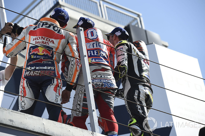 Подіум: друге місце Марк Маркес, Repsol Honda Team, переможець гонки Андреа Довіціозо, Ducati Team, третє місце Кел Кратчлоу, Team LCR Honda