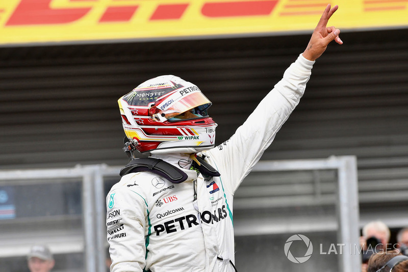 Il poleman Lewis Hamilton, Mercedes AMG F1, festeggia nel parco chiuso