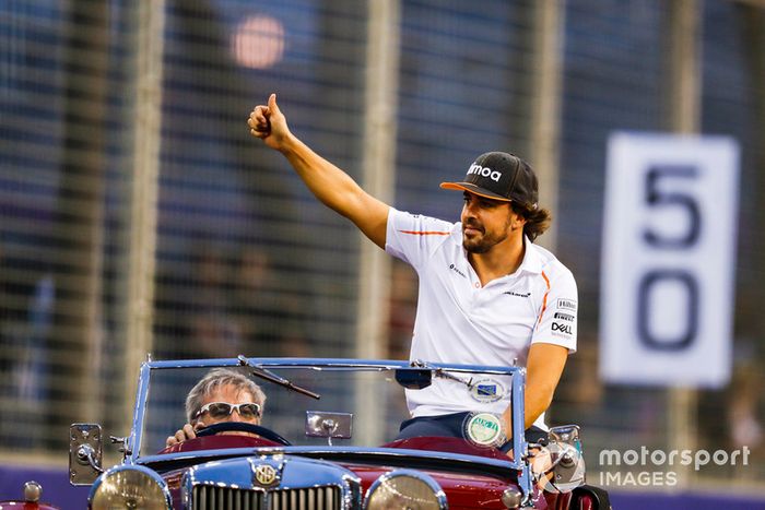 Fernando Alonso, McLaren, en el desfile de pilotos 