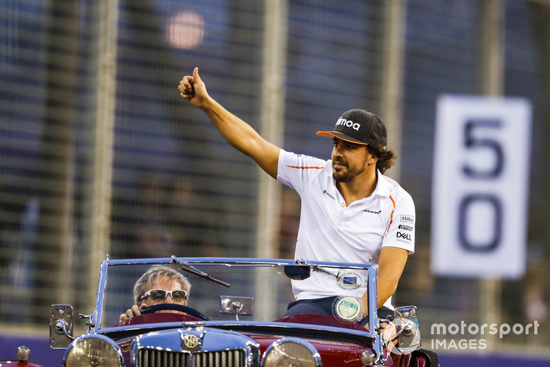 Fernando Alonso, McLaren, en el desfile de pilotos