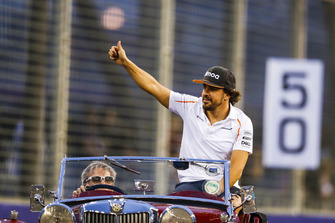 Fernando Alonso, McLaren, imza dağıtıyor