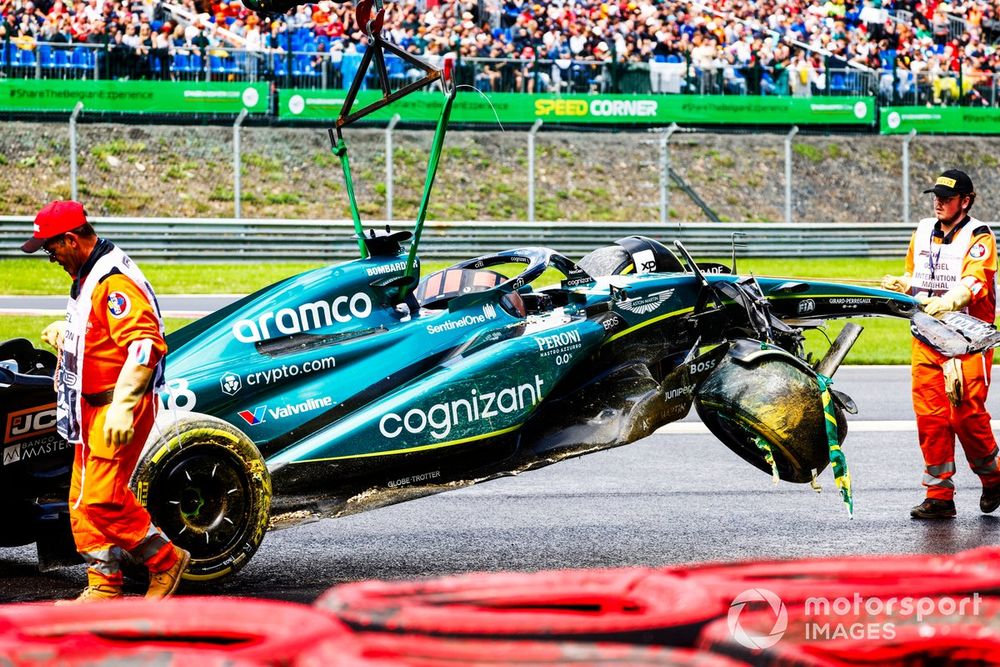 Les commissaires évacuent la monoplace de Lance Stroll, Aston Martin AMR23