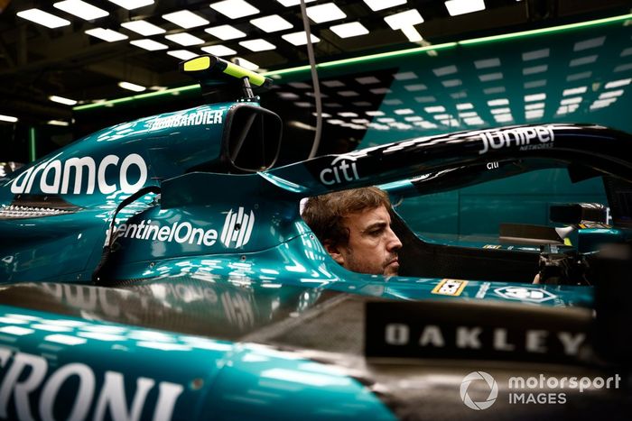 Fernando Alonso, Aston Martin F1 Team, en el garaje 