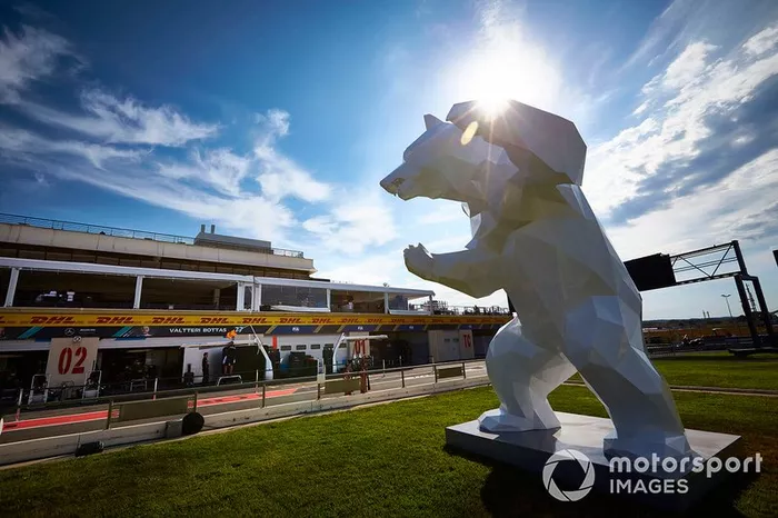 Una gran escultura de oso a un lado de la pista