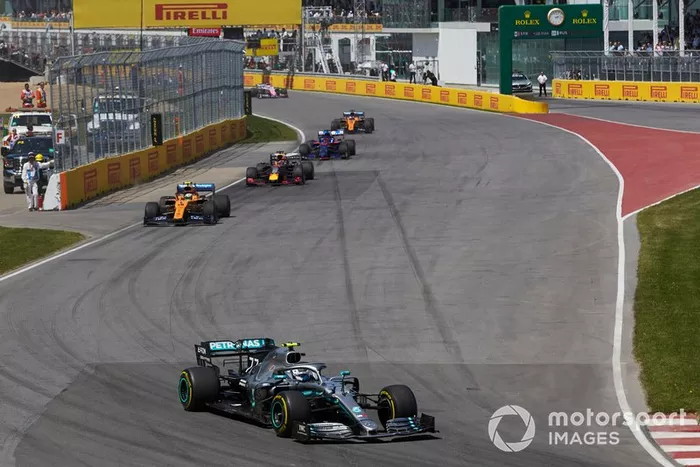 Valtteri Bottas, Mercedes AMG W10, por delante de Lando Norris, McLaren MCL34, and Max Verstappen, Red Bull Racing RB15