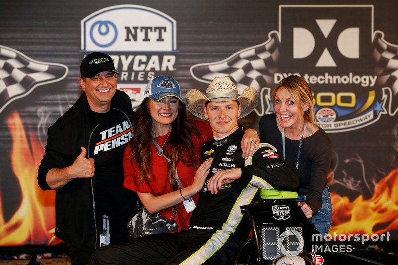 Josef Newgarden, Team Penske Chevrolet celebrates with  his parents and fiancee Ashley in victory lane