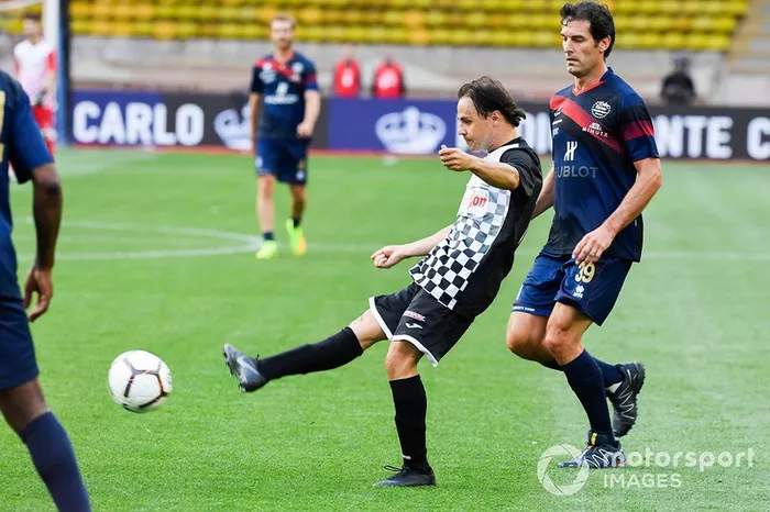Felipe Massa jugando a fútbol