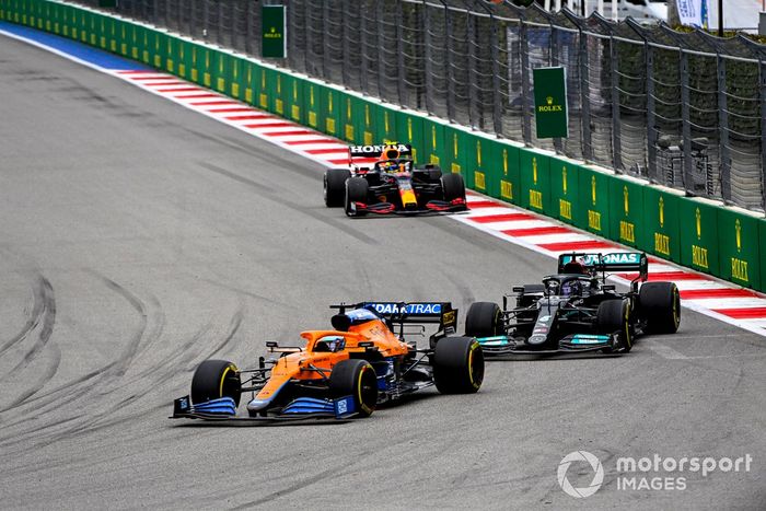 Daniel Ricciardo, McLaren MCL35M, Lewis Hamilton, Mercedes W12, y Sergio Pérez, Red Bull Racing RB16B