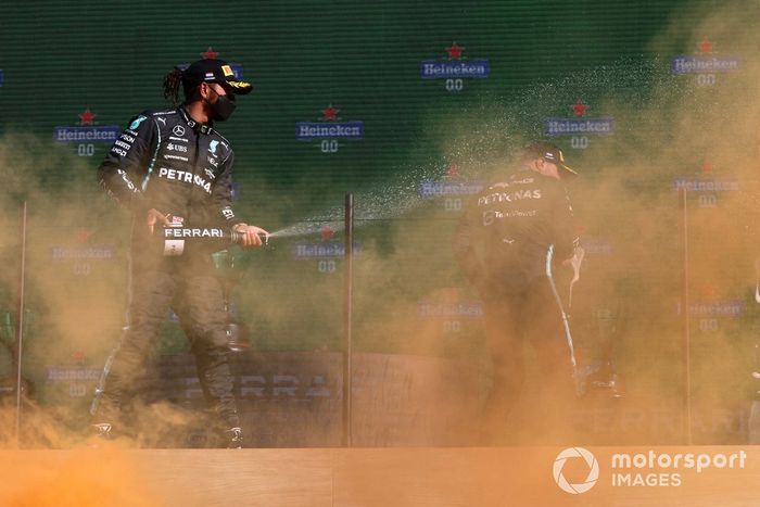 Podio: segundo lugar Lewis Hamilton, Mercedes, ganador Max Verstappen, Red Bull Racing, tercer lugar Valtteri Bottas, Mercedes